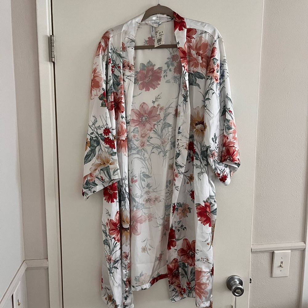 Floral print robe